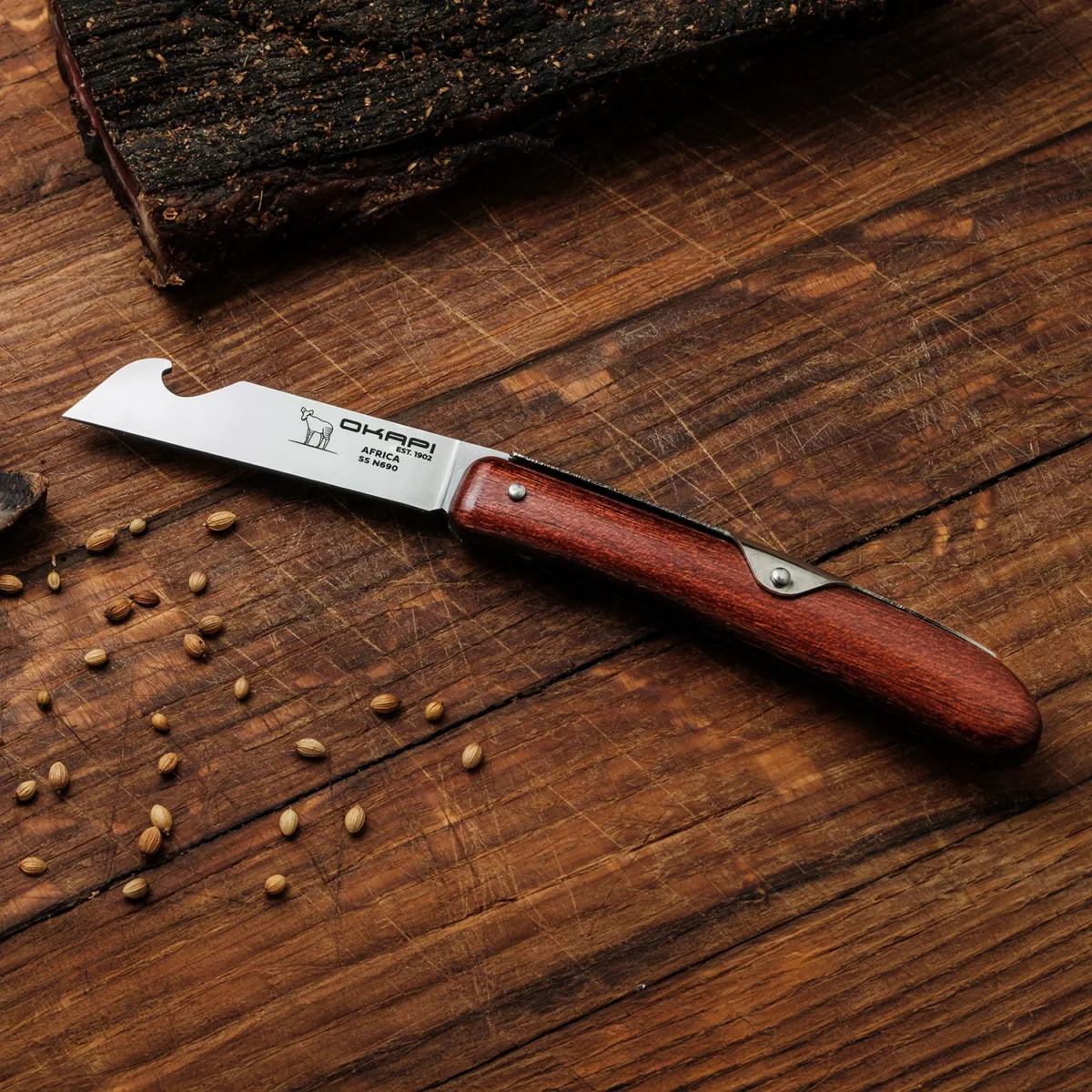 Okapi-Biltong-Bottle-Knife-lifestyle-05.webp